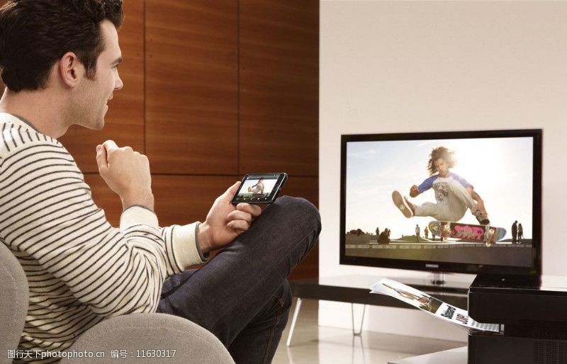 当电视遇见手机 屏幕之间的视觉对话与素材创意